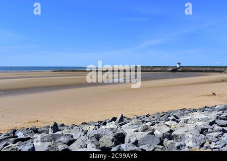 Burry Port spiaggia est e il faro, Burry Port, Carmarthensshire, Galles Foto Stock