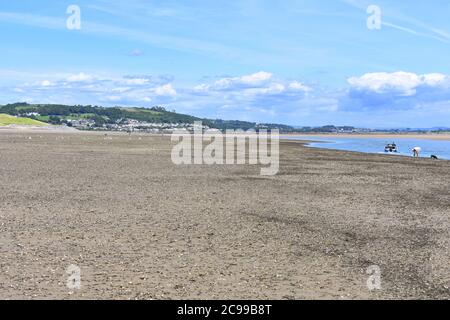 Vista sulla spiaggia est di Burry Port con bassa marea verso Pwll, Burry Port, Carmarthenshire, Galles Foto Stock