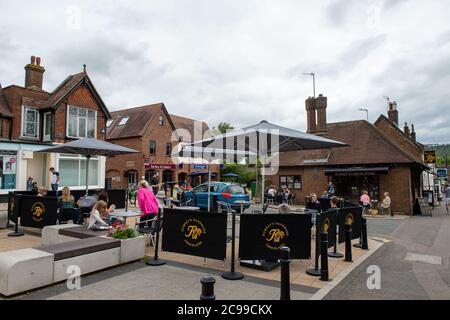 Wendover, Buckinghamshire, Regno Unito. 28 luglio 2020. Una mattinata impegnativa presso la cioccolateria e caffetteria Rumsey nel centro della città di Wendover mentre le persone si godono i loro caffè del mattino. Credito: Maureen McLean/Alamy Foto Stock