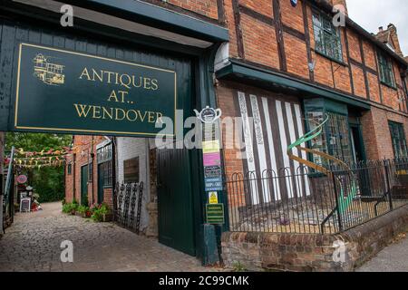 Wendover, Buckinghamshire, Regno Unito. 28 luglio 2020. Una mattina tranquilla presso il negozio di antiquariato di Wendover nel centro di Wendover. Molte aziende hanno riaperto dopo il blocco, ma rimangono silenziose dato che la gente sembra preferire avere caffè fuori o andare al pub mentre sono furloughed. Credito: Maureen McLean/Alamy Foto Stock