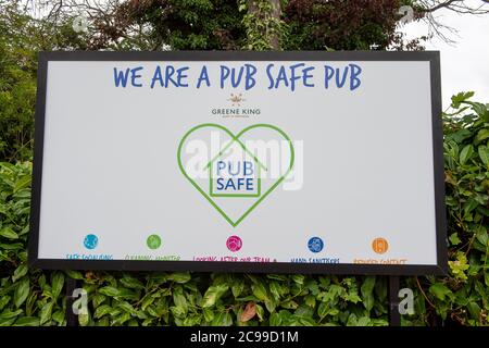 Wendover, Buckinghamshire, Regno Unito. 28 luglio 2020. Un cartello Greene King Safe Pub fuori dal The Shoulder of Mutton pub a Wendover, Buckinghamshire a seguito dell'allentamento del Coronavirus lockdown. Credito: Maureen McLean/Alamy Foto Stock