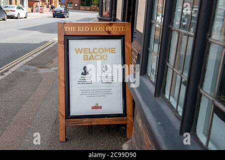 Wendover, Buckinghamshire, Regno Unito. 28 luglio 2020. Un cartello di benvenuto all'esterno del Fuller's Red Lion Hotel a Wendover dato che la maggior parte dei pub sono stati riaperti dopo il blocco di Coronavirus. Credito: Maureen McLean/Alamy Foto Stock