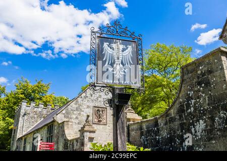 The Spread Eagle, una tradizionale casa pubblica di campagna a Stourton, un piccolo villaggio vicino a Stourhead, sul confine Wiltshire Somerset, Inghilterra sud-occidentale Foto Stock