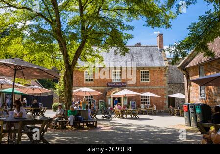 The Spread Eagle, una tradizionale casa pubblica di campagna a Stourton, un piccolo villaggio vicino a Stourhead, sul confine Wiltshire Somerset, Inghilterra sud-occidentale Foto Stock