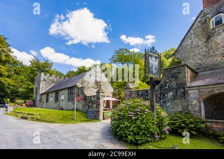 The Spread Eagle, una tradizionale casa pubblica di campagna a Stourton, un piccolo villaggio vicino a Stourhead, sul confine Wiltshire Somerset, Inghilterra sud-occidentale Foto Stock