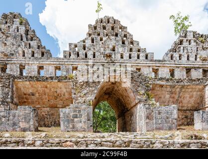 Muro rovinato e arco nella Dovecote a Uxmal, un'antica città maya e sito archeologico vicino a Merida, Yucatan, Messico Foto Stock