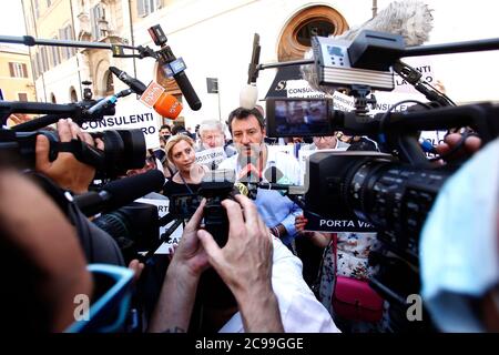 Roma, Italia. 29 luglio 2020. Il leader italiano del partito Lega Matteo Salvini fa dichiarazioni alla stampa durante la dimostrazione di consulenti del lavoro contro il Governo in Piazza Montecitorio. Roma (Italia), 29 Luglio 2020 Photo Samantha Zucchi Insifefoto Credit: Insifefoto srl/Alamy Live News Foto Stock