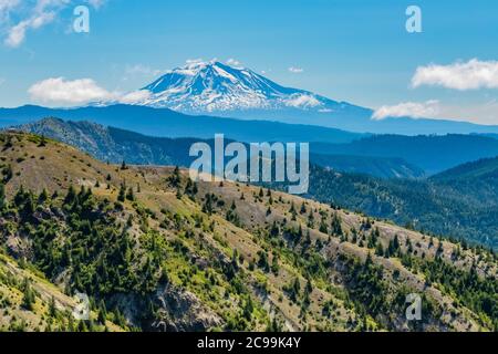 Mount Adams visto dal Mount St. Helens National Volcanic Monument, con parte della zona di esplosione in primo piano, Gifford Pinchot National Forest, W. Foto Stock