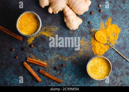 Vista dall'alto del latte curcuma, zenzero, cannella e allspezia. Bevanda immune e sanitaria. Foto Stock