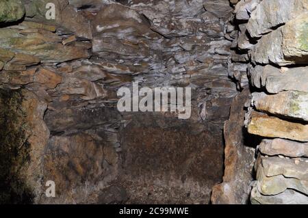 Una delle camere nel Stoney Littleton Neolitico lungo Barrow. Questa tomba a sette camperi vicino a Wellow nel Somerset è stato costruito intorno al 3800 a.C. e in uso Foto Stock