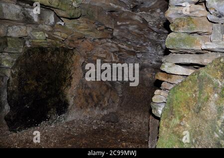 Una delle camere nel Stoney Littleton Neolitico lungo Barrow. Questa tomba a sette camperi vicino a Wellow nel Somerset è stato costruito intorno al 3800 a.C. e in uso Foto Stock