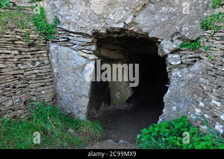 L'ingresso al Stoney Littleton Neolitico lungo Barrow vicino Wellow in Somerset. La pietra portale sinistra contiene un'ammonite fossilizzata. Il più grande s Foto Stock