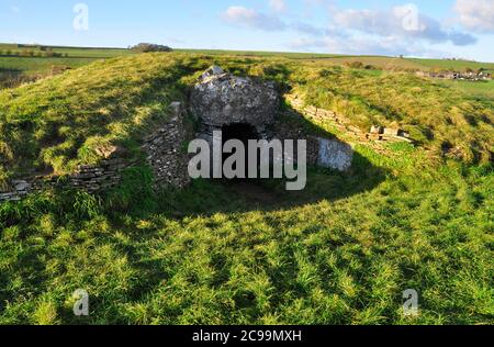 L'ingresso al Stoney Littleton lungo Barrow Neolitico vicino a Wellow nel Somerset. Foto Stock