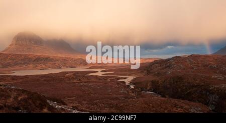 Doccia a pioggia sul monte Suilven, Sutherland Foto Stock