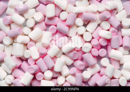 Marshmallow rosa e bianco in primo piano. Dolce sfondo caramella. Foto Stock