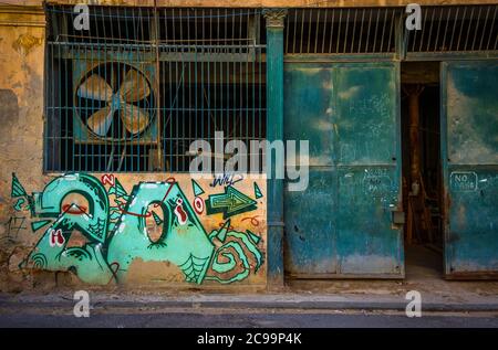 L'Avana, Cuba, luglio 2019, graffiti sulla facciata di un deposito nella parte più antica della capitale Foto Stock