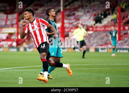 Ollie Watkins di Brentford (a sinistra) celebra il primo gol del suo fianco durante la seconda partita di play-off dello Sky Bet Championship al Griffin Park, Londra. Foto Stock