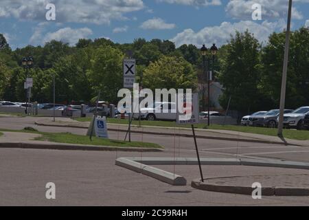 non entrare nel parcheggio con un cartello pedonale Foto Stock