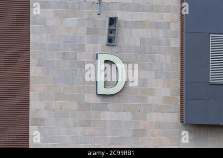 La lettera D sul lato di un edificio Foto Stock