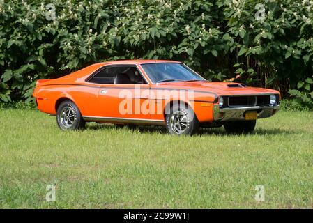 1970 American Motors Javelin vista frontale di tre quarti sul campo Foto Stock