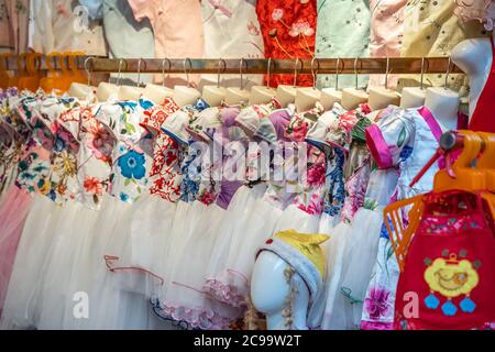 Chongqing, Cina - Agosto 2019 : fila di abiti da donna in vendita nel negozio di tessuti in Ci Qi Kou Antica città Foto Stock