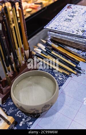 Chongqing, Cina - Agosto 2019 : attrezzatura di calligraphy cinese per la vendita nel negozio di mercato di strada in Ci Qi Kou Antica città Foto Stock