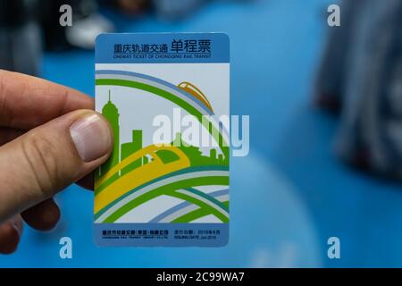 Chongqing, Cina - Agosto 2019 : uomo che tiene il biglietto sotterraneo della metropolitana della carta touch Foto Stock