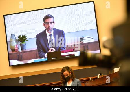 Washington, Stati Uniti. 29 luglio 2020. Il CEO di Google Sundar Pichai testimonia dinanzi al sottocomitato giudiziario della Camera sull'antitrust, diritto commerciale e amministrativo presso il Campidoglio degli Stati Uniti a Washington, DC il 29 luglio 2020. La commissione sta esaminando il potere di Amazon, Apple, Facebook e Google ascoltando le testimonianze praticamente dai loro amministratori delegati. Foto in piscina di Mandel Ngan/UPI Credit: UPI/Alamy Live News Foto Stock