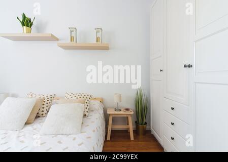 Interni moderni con camera da letto, design minimalista Foto Stock