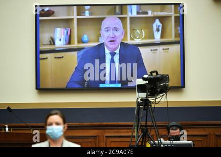 Washington, Stati Uniti. 29 luglio 2020. Jeff Bezos, CEO di Amazon, testimonia dinanzi al sottocomitato giudiziario della Camera sull'antitrust, il diritto commerciale e amministrativo presso il Campidoglio degli Stati Uniti a Washington, DC il 29 luglio 2020. La commissione sta esaminando il potere di Amazon, Apple, Facebook e Google ascoltando le testimonianze praticamente dai loro amministratori delegati. Foto in piscina di Mandel Ngan/UPI Credit: UPI/Alamy Live News Foto Stock