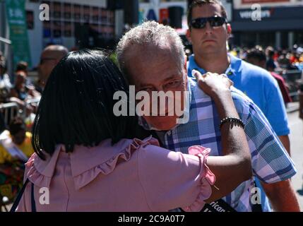 Il senatore Chuck Schumer di New York nelle strade di New York Foto Stock