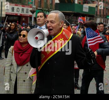 Il senatore Chuck Schumer di New York nelle strade di New York Foto Stock