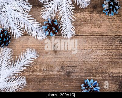 Rami bianchi dell'albero di Natale e coni blu. Foto Stock