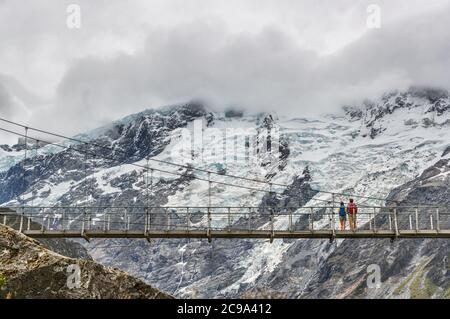 Percorso escursionistico Hooker Valley Track, Nuova Zelanda. Secondo ponte di oscillazione che attraversa il fiume sulla pista di Hooker Valley, Aoraki, Mt Cook National Park con Foto Stock