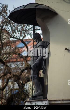 26 aprile 2018 Vilnius, Lituania. Statua della guardia della città sulla parete del Palazzo Umyastovsky di Vilnius. Foto Stock