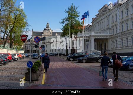 26 aprile 2018 Vilnius, Lituania. Passers-by su una delle strade nel centro di Vilnius. Foto Stock