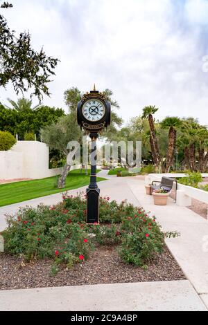 Scottsdale, AZ - 3 dicembre 2019: L'orologio rotante dello Scottsdale Civic Center Mall Park si basa sul design dello storico Howard Post Clock. Foto Stock