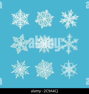 Fiocchi di neve piatti. Set invernale di fiocchi di neve bianca silhouette isolata icona su sfondo blu. Illustrazione Vettoriale