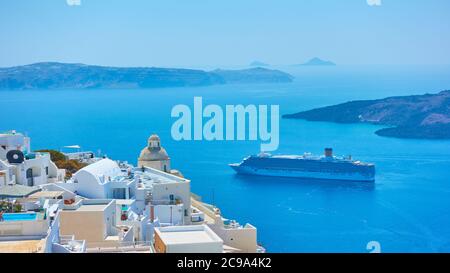 Il mare e Fira città sulla costa dell'isola di Santorini in Grecia. Paesaggio greco Foto Stock