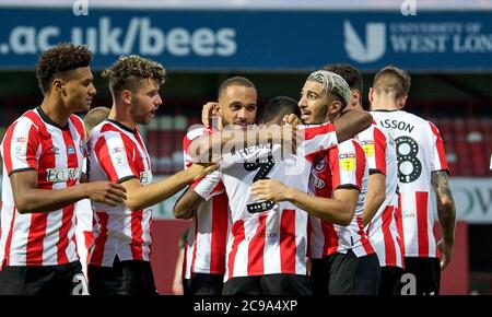 Londra, Regno Unito. 29 luglio 2020. Festeggiamenti dopo Bryan Mbeumo di Brentford segna il 3° goal durante lo Sky Bet Championship Play Off Semifinale 2° tappa tra Brentford e Swansea City a porte chiuse a causa delle attuali linee guida del governo COVID-19 sullo sport a Griffin Park, Londra, Inghilterra, il 29 luglio 2020. Foto di Andrew Aleksiejczuk. Credit: Prime Media Images/Alamy Live News Foto Stock