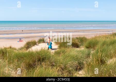 Pulitore di spiaggia, Camber Sands, east sussex, Regno Unito Foto Stock