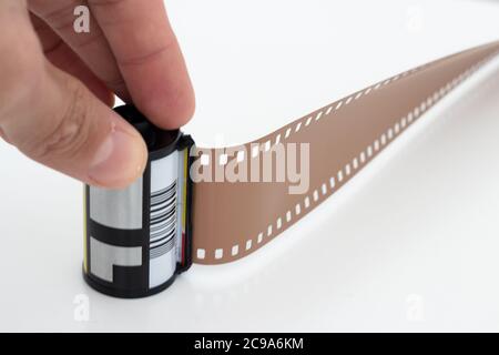 Fotografica vecchia pellicola da 35 mm con rullo. Isolato su sfondo bianco. Foto Stock