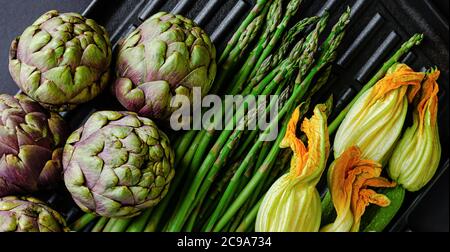 Concetto di cibo vegetariano. Verdure fresche verdi su sfondo scuro. Overhead Foto Stock