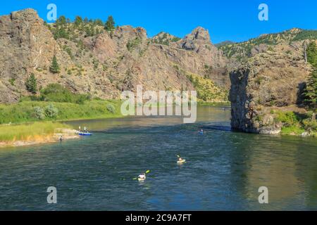 navigatori sotto le scogliere panoramiche sul fiume missouri vicino a dearborn, montana Foto Stock