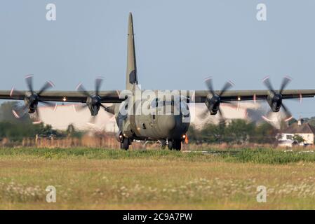 Royal Air Force C-130J Hercules presso l'aeroporto Southend di Londra, Essex, Regno Unito, su un volo di addestramento. Aereo di trasporto RAF che fa uso di tranquillo COVID-19 volo Foto Stock