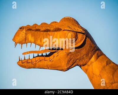 Primo piano di una statua della testa T-rex isolata in azzurro sfondo Foto Stock