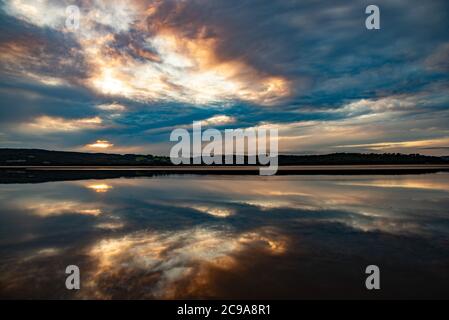 Arnside, Cumbria, Regno Unito. 29 luglio 2020. Un incantevole tramonto ad Arnside, Cumbria, con temperature che si prevede raggiungeranno i 27 gradi centigradi venerdì. Credit: John Eveson/Alamy Live News Foto Stock