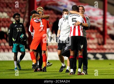 Il manager di Brentford Thomas Frank (a destra) celebra la vittoria con Ethan Pinnock dopo la seconda partita di play-off dello Sky Bet Championship al Griffin Park di Londra. Foto Stock