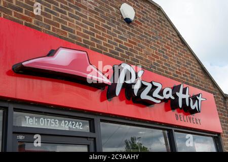 Windsor, Berkshire, Regno Unito. 6 Giugno 2020. Pizza Hut a Dedworth, Windsor, Berkshire sono aperti per le consegne di pizza durante il Coronavirus Covid-19 Pandemic Lockdown. Credito: Maureen McLean/Alamy Foto Stock