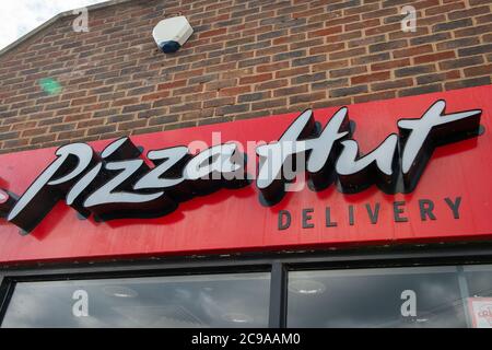 Windsor, Berkshire, Regno Unito. 6 Giugno 2020. Pizza Hut a Dedworth, Windsor, Berkshire sono aperti per le consegne di pizza durante il Coronavirus Covid-19 Pandemic Lockdown. Credito: Maureen McLean/Alamy Foto Stock